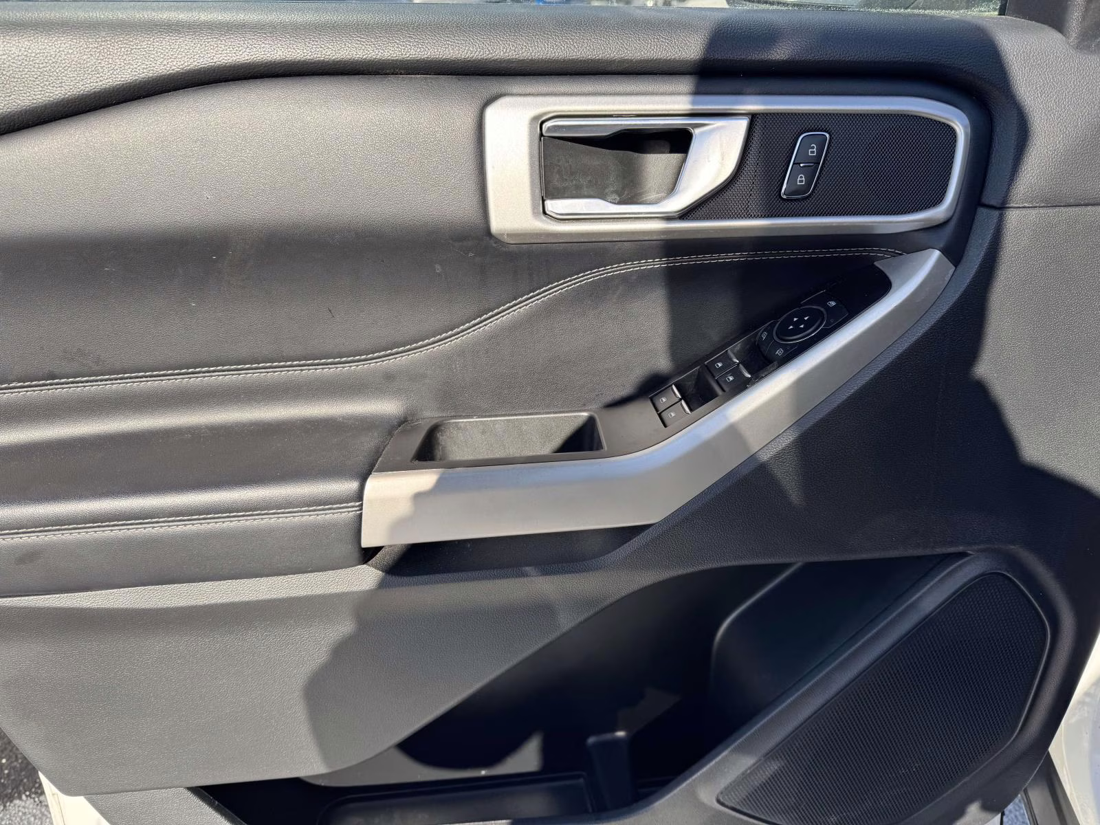 2022 Star White Metallic Tri-Coat Ford Explorer XLT 4WD 4X4 SUV