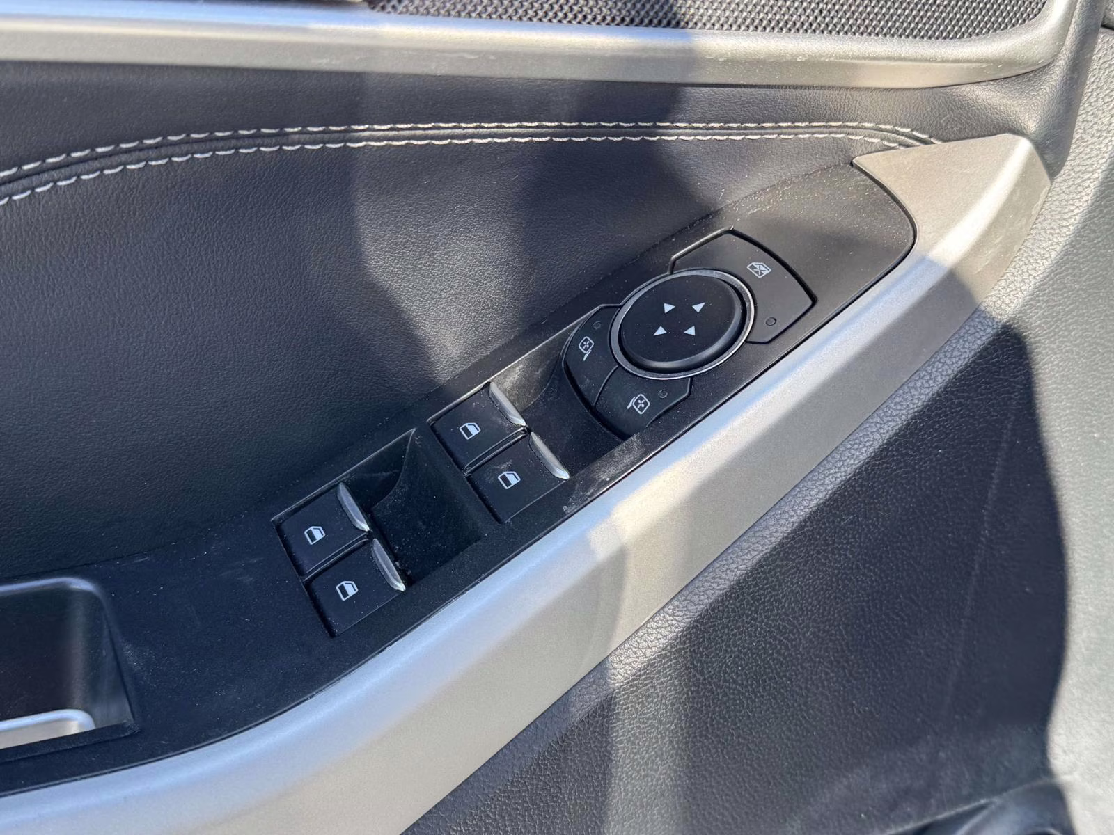 2022 Star White Metallic Tri-Coat Ford Explorer XLT 4WD 4X4 SUV