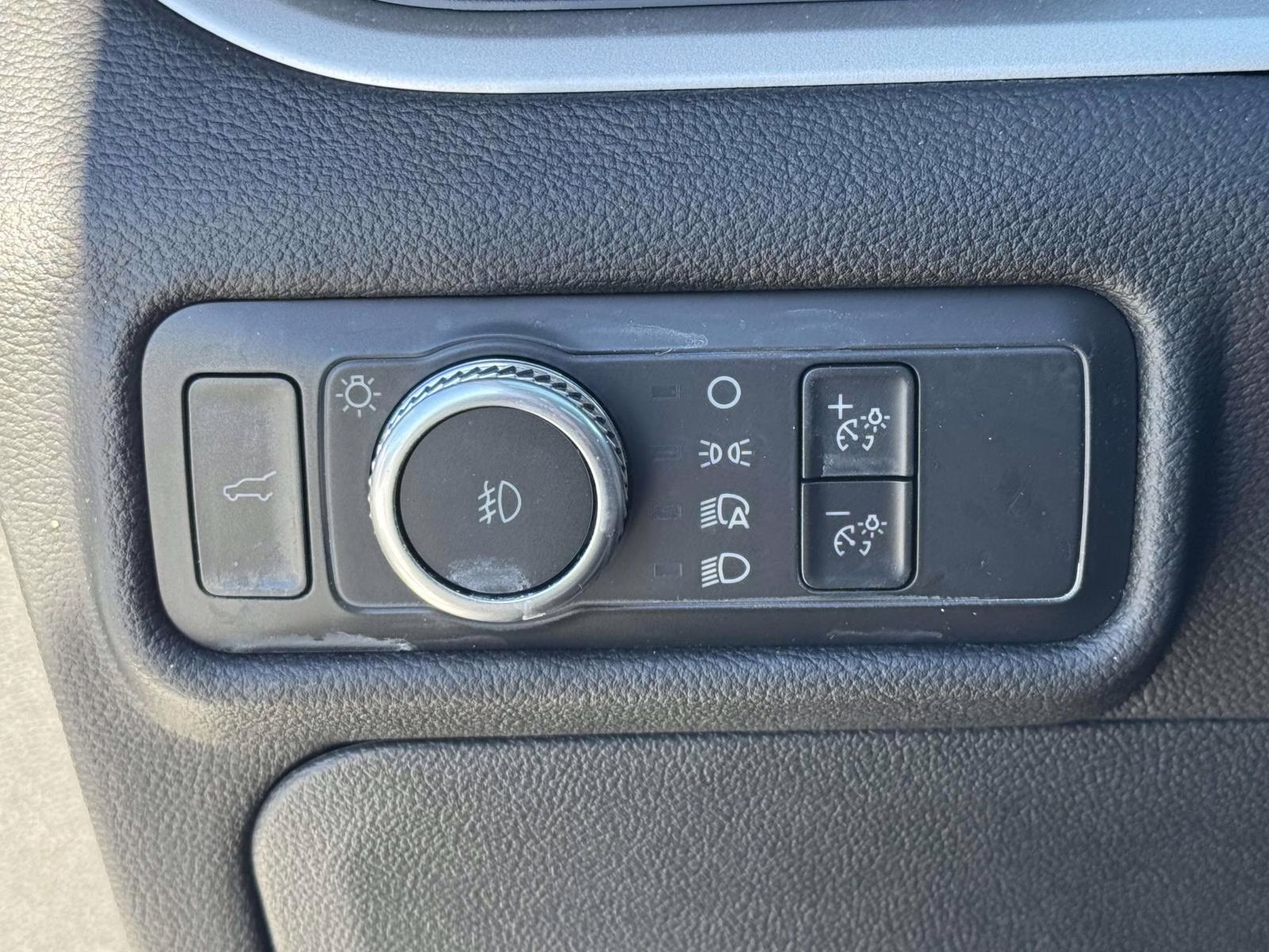 2022 Star White Metallic Tri-Coat Ford Explorer XLT 4WD 4X4 SUV