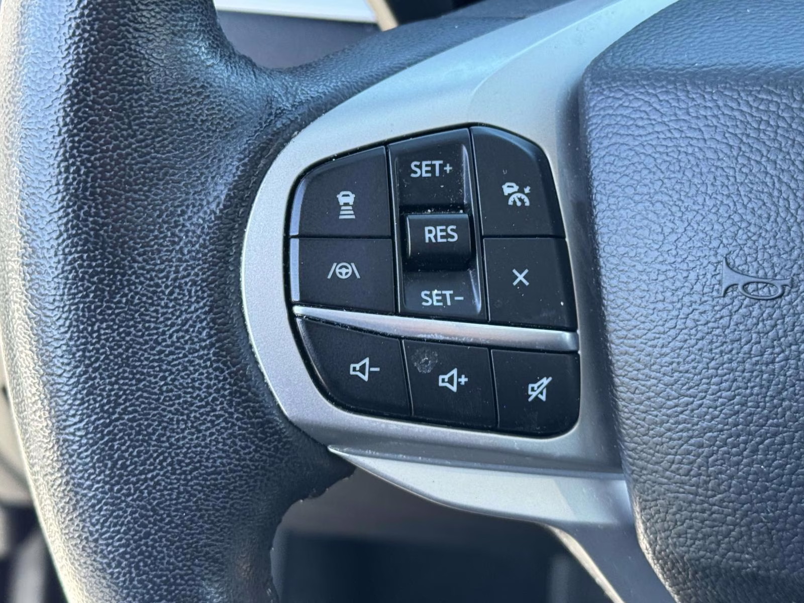 2022 Star White Metallic Tri-Coat Ford Explorer XLT 4WD 4X4 SUV