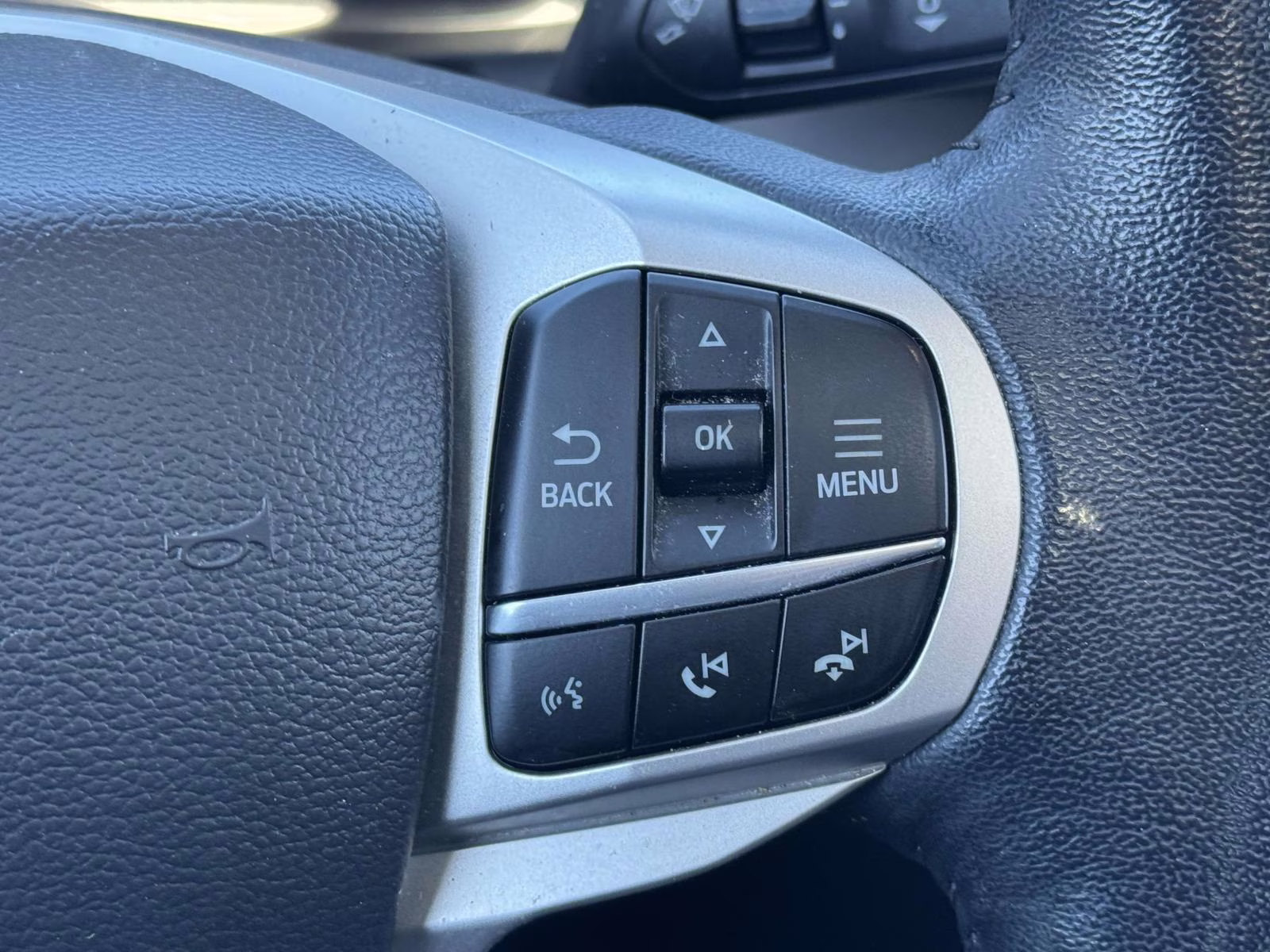 2022 Star White Metallic Tri-Coat Ford Explorer XLT 4WD 4X4 SUV