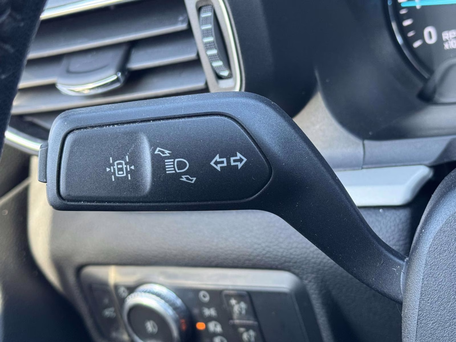 2022 Star White Metallic Tri-Coat Ford Explorer XLT 4WD 4X4 SUV