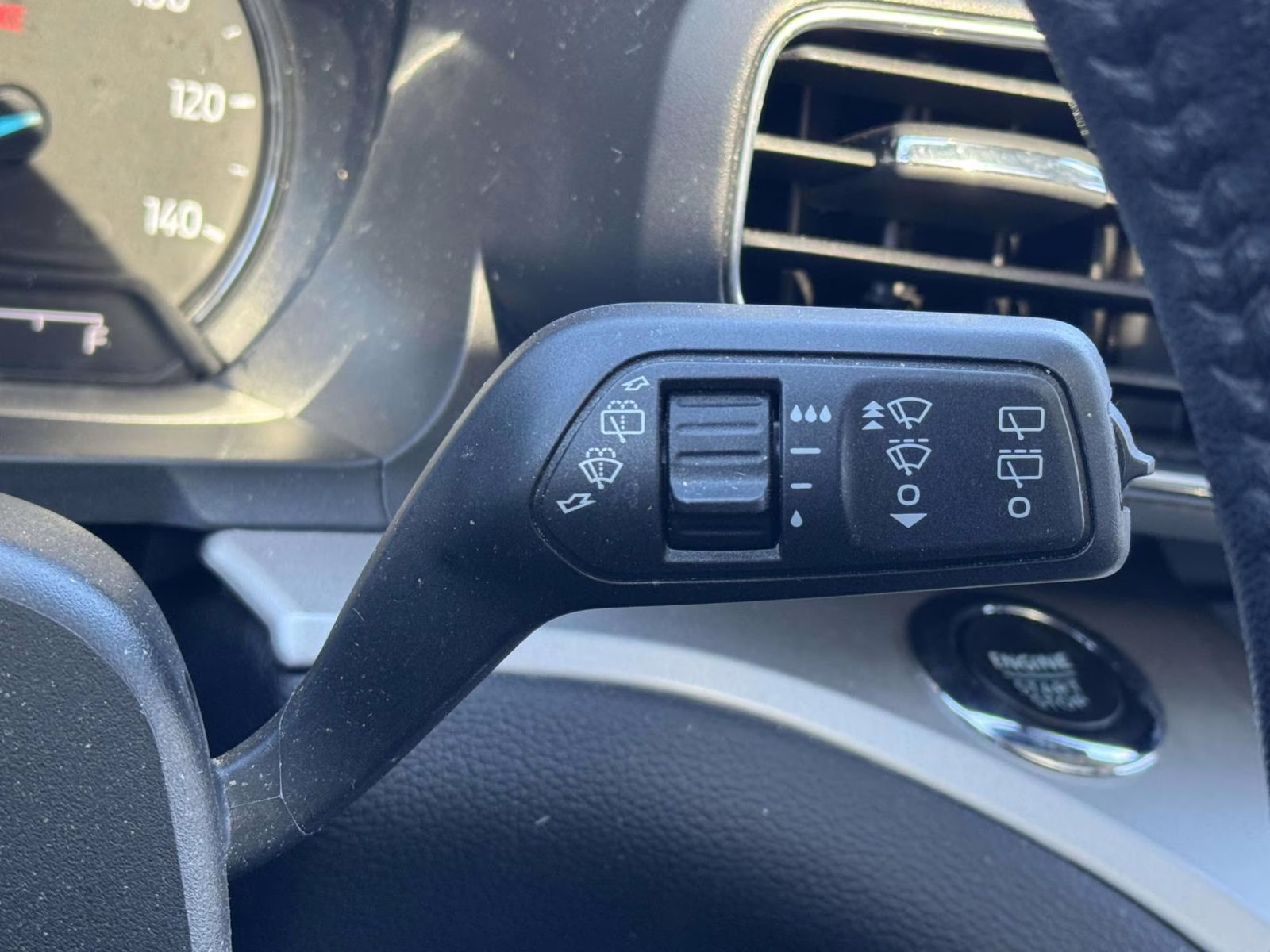 2022 Star White Metallic Tri-Coat Ford Explorer XLT 4WD 4X4 SUV