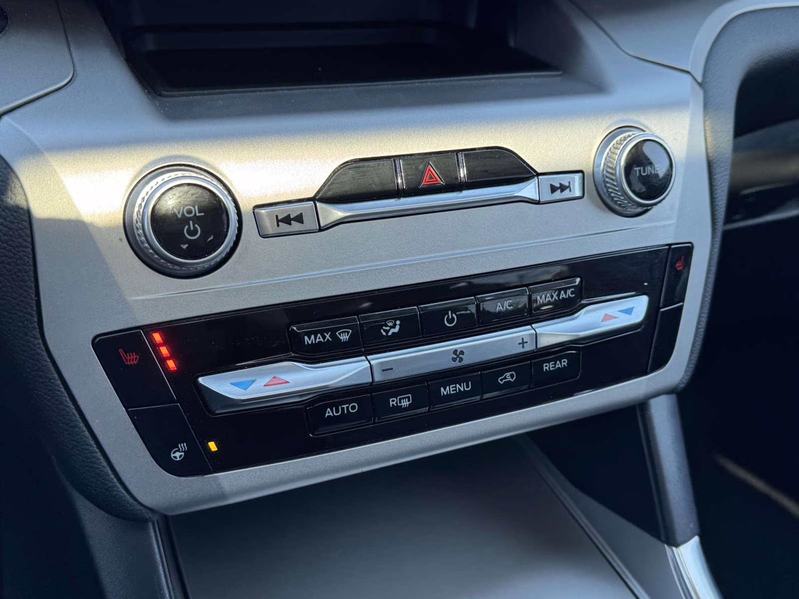 2022 Star White Metallic Tri-Coat Ford Explorer XLT 4WD 4X4 SUV