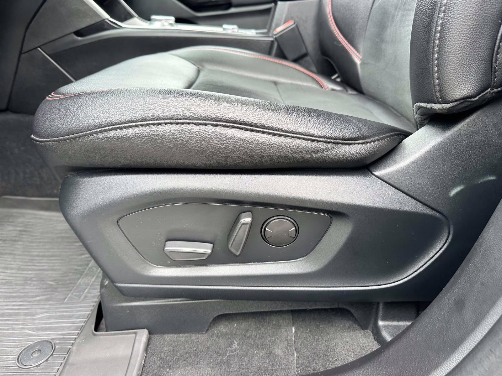 2022 Star White Metallic Tri-Coat Ford Explorer ST-Line 4WD 4X4 SUV