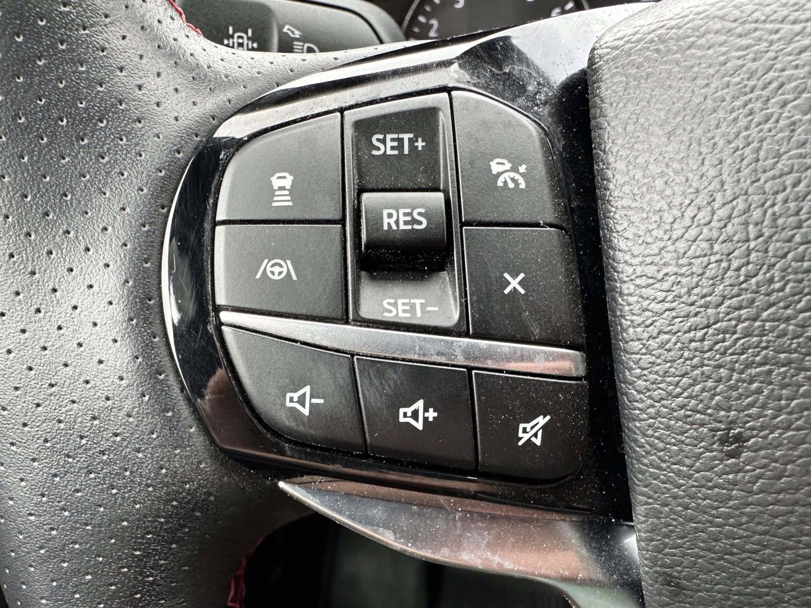 2022 Star White Metallic Tri-Coat Ford Explorer ST-Line 4WD 4X4 SUV