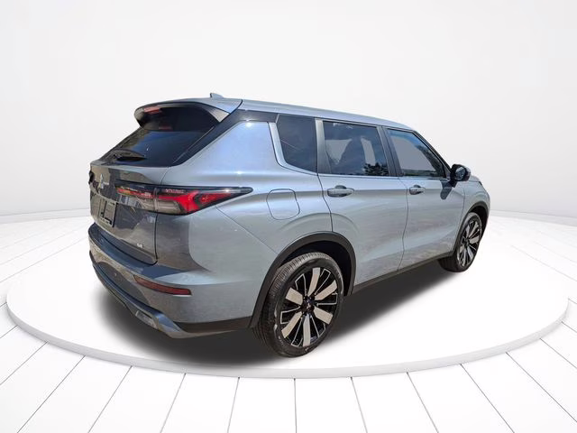 2026 Moonstone Gray Metallic Mitsubishi Outlander SE FWD SUV