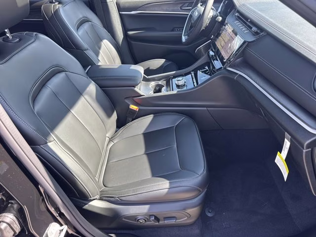 2026 Diamond Black Crystal Pearlcoat Jeep Grand Cherokee L Limited RWD SUV