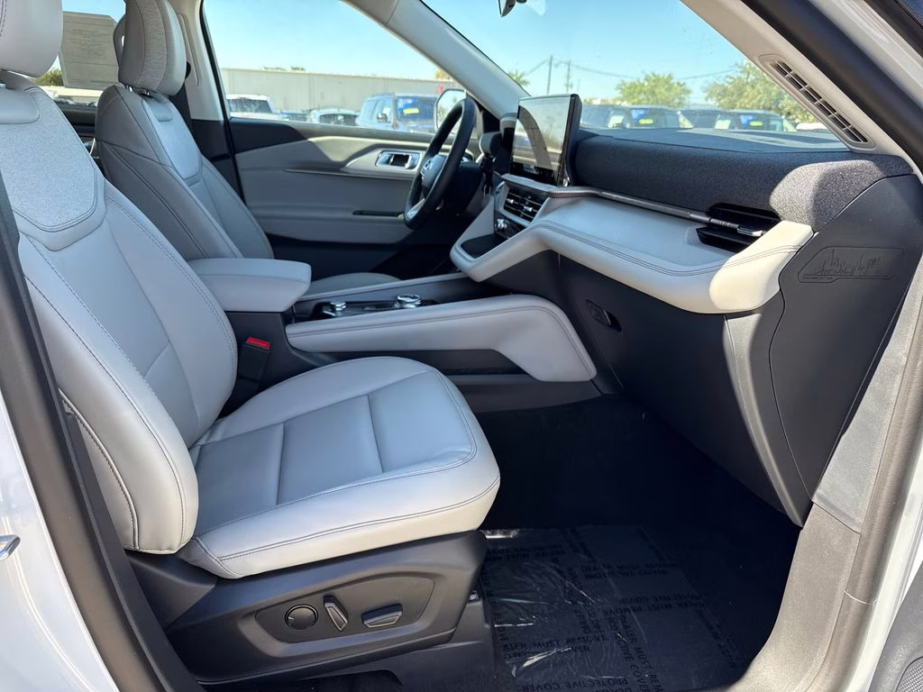 2026 Space White Metallic Ford Explorer Active RWD SUV