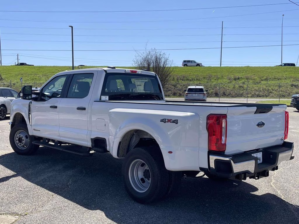 2026 Oxford White Ford Super Duty F-350 DRW XL 4X4 Truck
