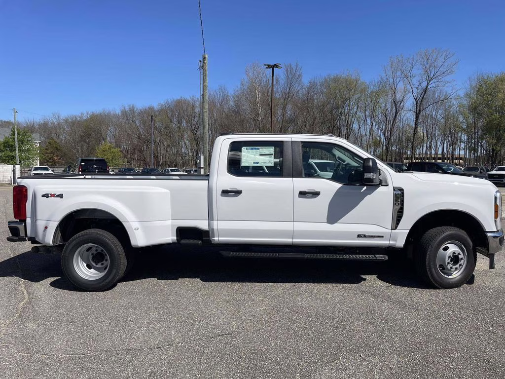 2026 Oxford White Ford Super Duty F-350 DRW XL 4X4 Truck