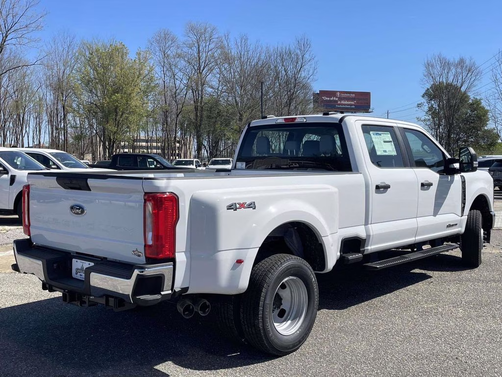 2026 Oxford White Ford Super Duty F-350 DRW XL 4X4 Truck