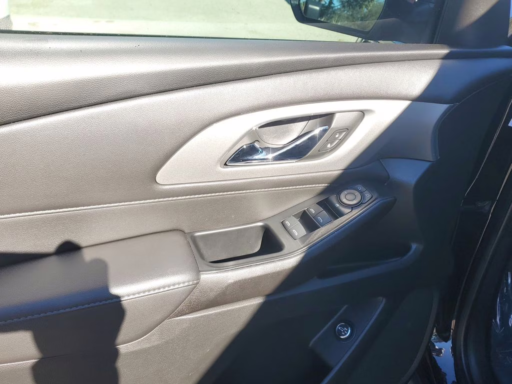2023 Mosaic Black Metallic Chevrolet Traverse LT Cloth FWD SUV