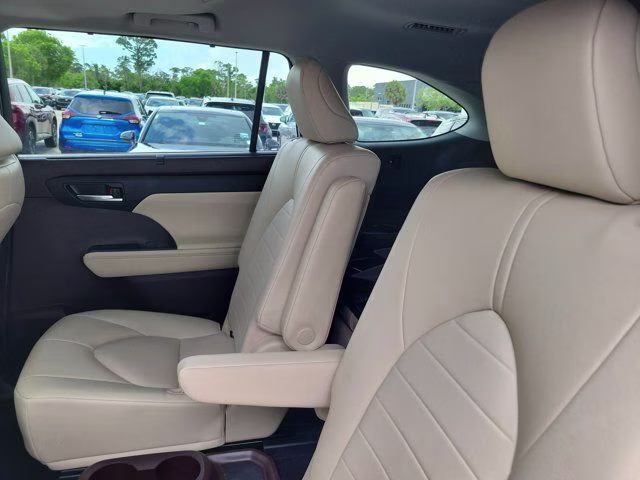 2022 Celestial Silver Metallic Toyota Highlander Hybrid XLE AWD SUV
