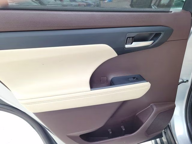 2022 Celestial Silver Metallic Toyota Highlander Hybrid XLE AWD SUV