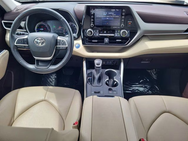 2022 Celestial Silver Metallic Toyota Highlander Hybrid XLE AWD SUV