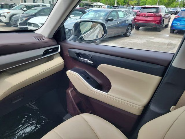 2022 Celestial Silver Metallic Toyota Highlander Hybrid XLE AWD SUV