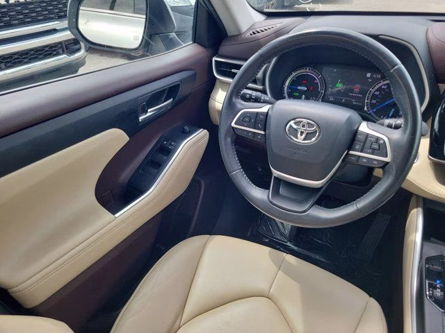 2022 Celestial Silver Metallic Toyota Highlander Hybrid XLE AWD SUV