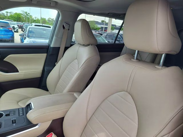 2022 Celestial Silver Metallic Toyota Highlander Hybrid XLE AWD SUV