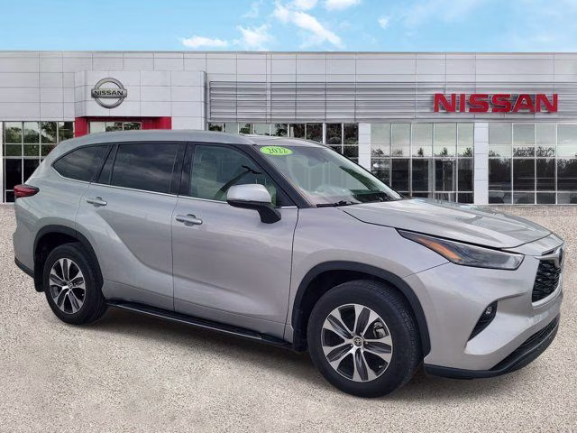2022 Celestial Silver Metallic Toyota Highlander Hybrid XLE AWD SUV
