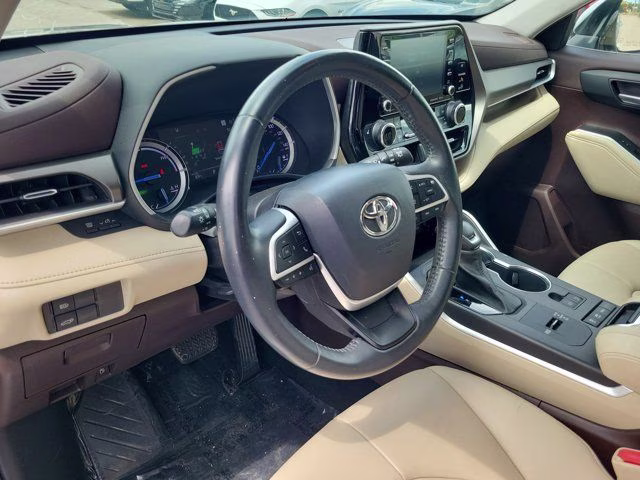 2022 Celestial Silver Metallic Toyota Highlander Hybrid XLE AWD SUV