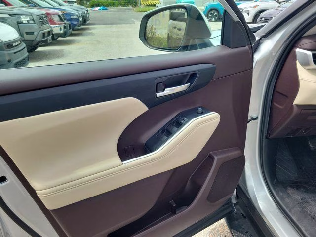 2022 Celestial Silver Metallic Toyota Highlander Hybrid XLE AWD SUV