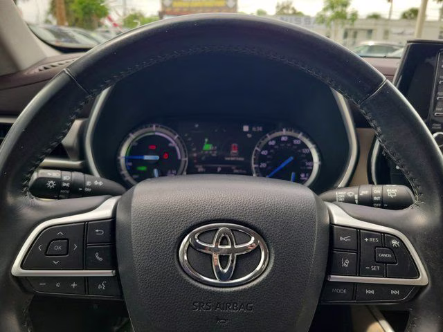 2022 Celestial Silver Metallic Toyota Highlander Hybrid XLE AWD SUV