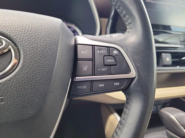 2022 Celestial Silver Metallic Toyota Highlander Hybrid XLE AWD SUV