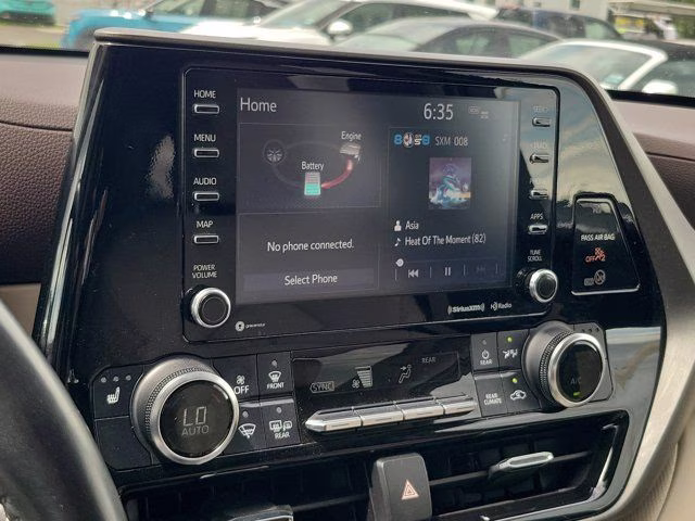 2022 Celestial Silver Metallic Toyota Highlander Hybrid XLE AWD SUV