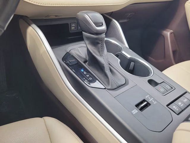 2022 Celestial Silver Metallic Toyota Highlander Hybrid XLE AWD SUV