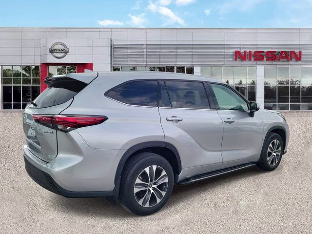 2022 Celestial Silver Metallic Toyota Highlander Hybrid XLE AWD SUV