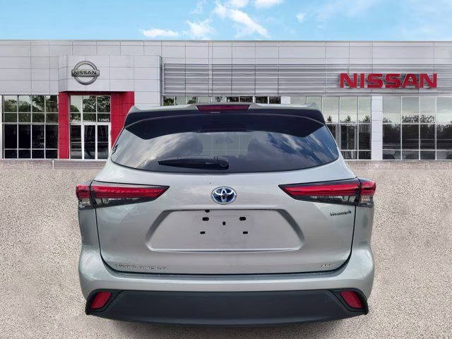 2022 Celestial Silver Metallic Toyota Highlander Hybrid XLE AWD SUV