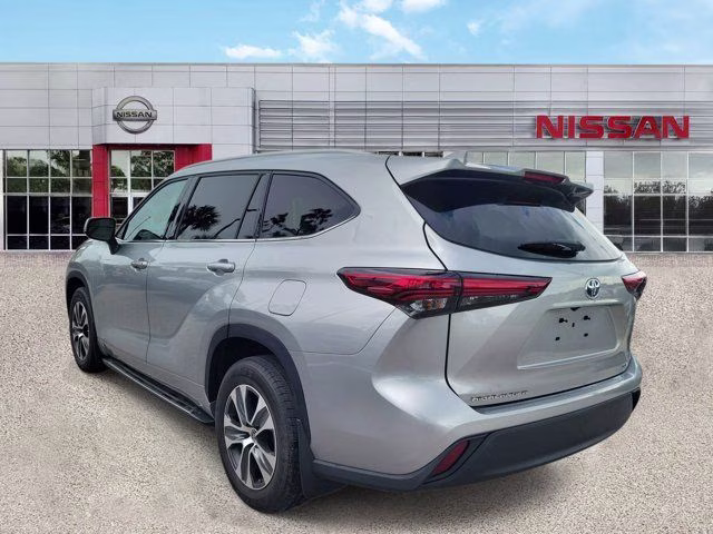 2022 Celestial Silver Metallic Toyota Highlander Hybrid XLE AWD SUV