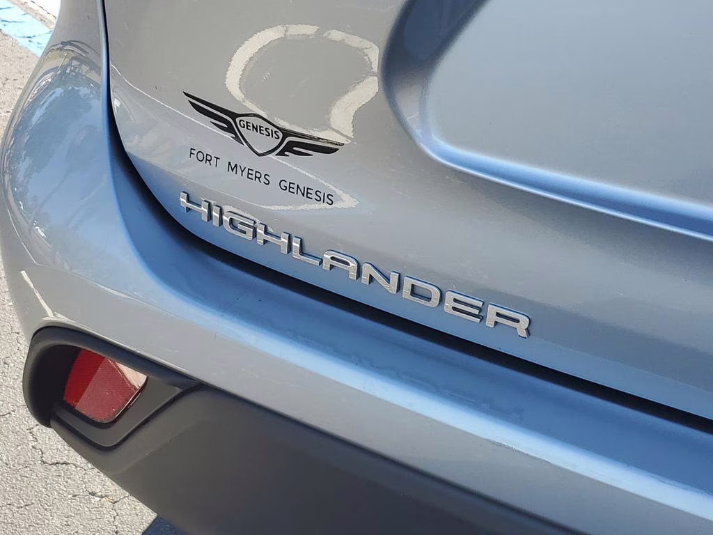 2022 SILVER Toyota Highlander Hybrid Hybrid XLE AWD Crossover