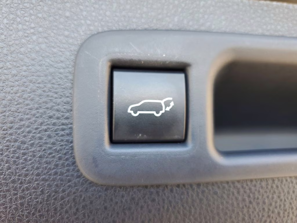 2022 SILVER Toyota Highlander Hybrid Hybrid XLE AWD Crossover