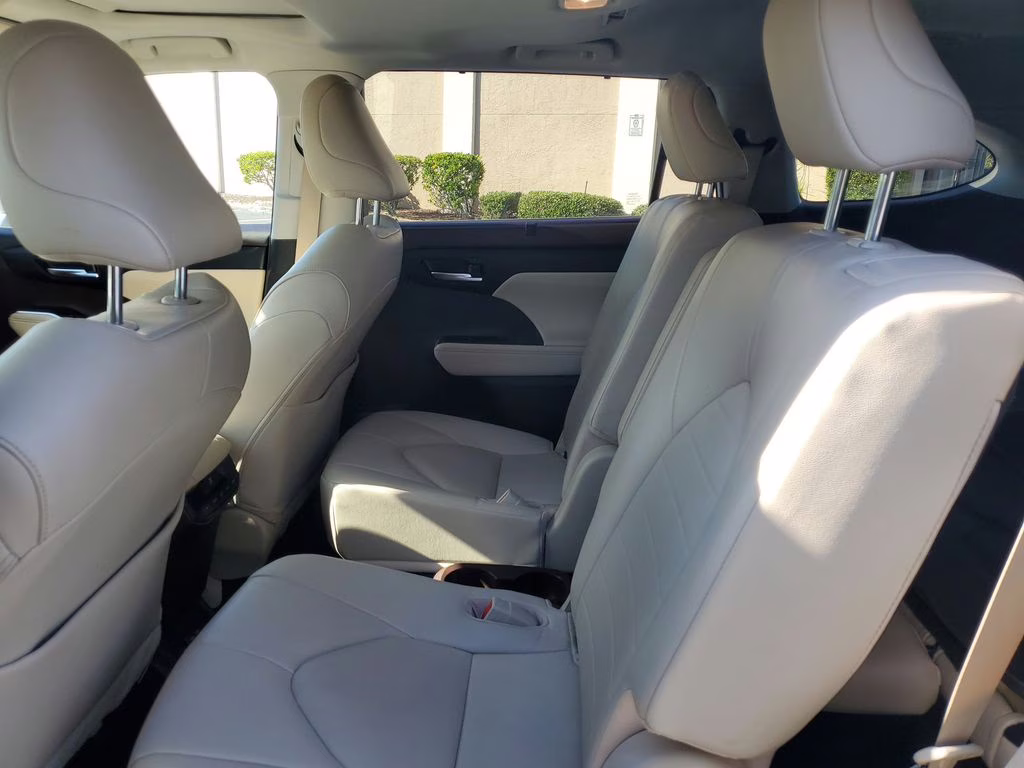 2022 SILVER Toyota Highlander Hybrid Hybrid XLE AWD Crossover