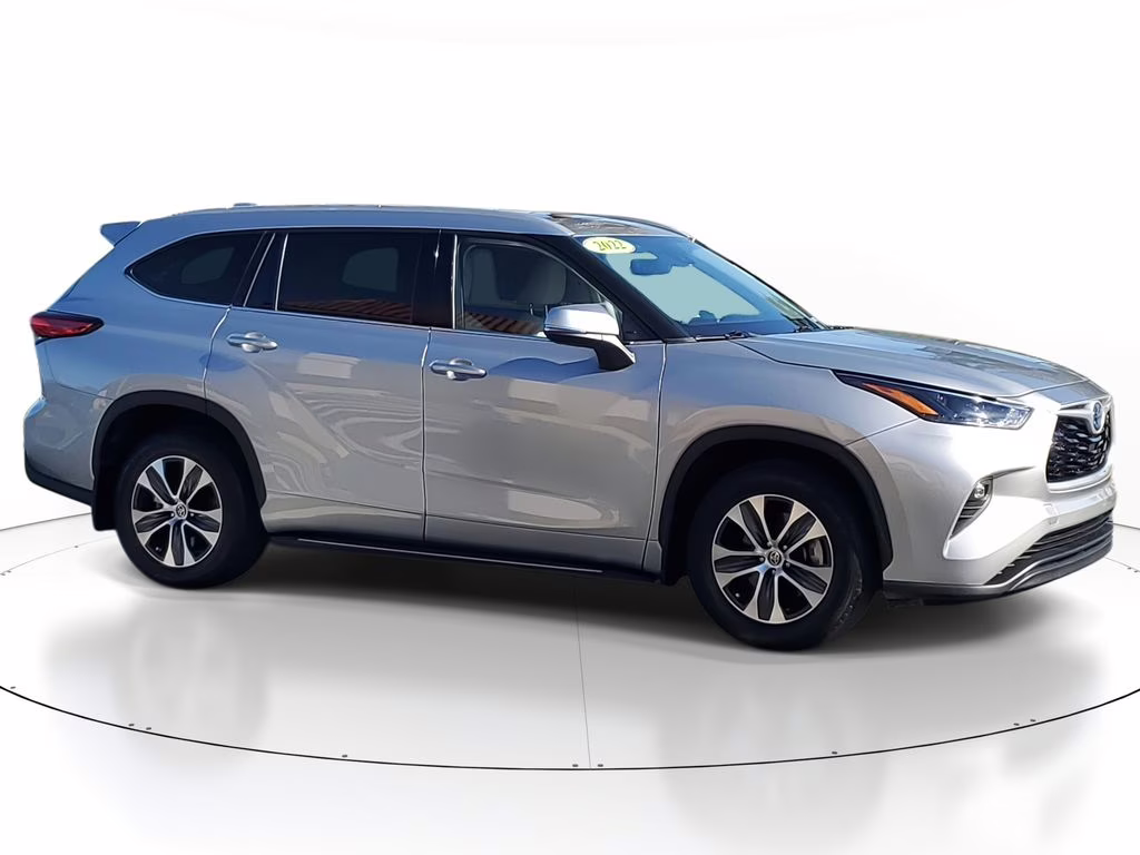 2022 SILVER Toyota Highlander Hybrid Hybrid XLE AWD Crossover