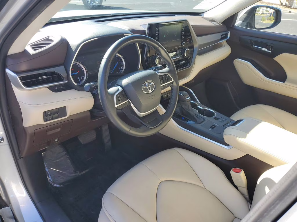 2022 SILVER Toyota Highlander Hybrid Hybrid XLE AWD Crossover