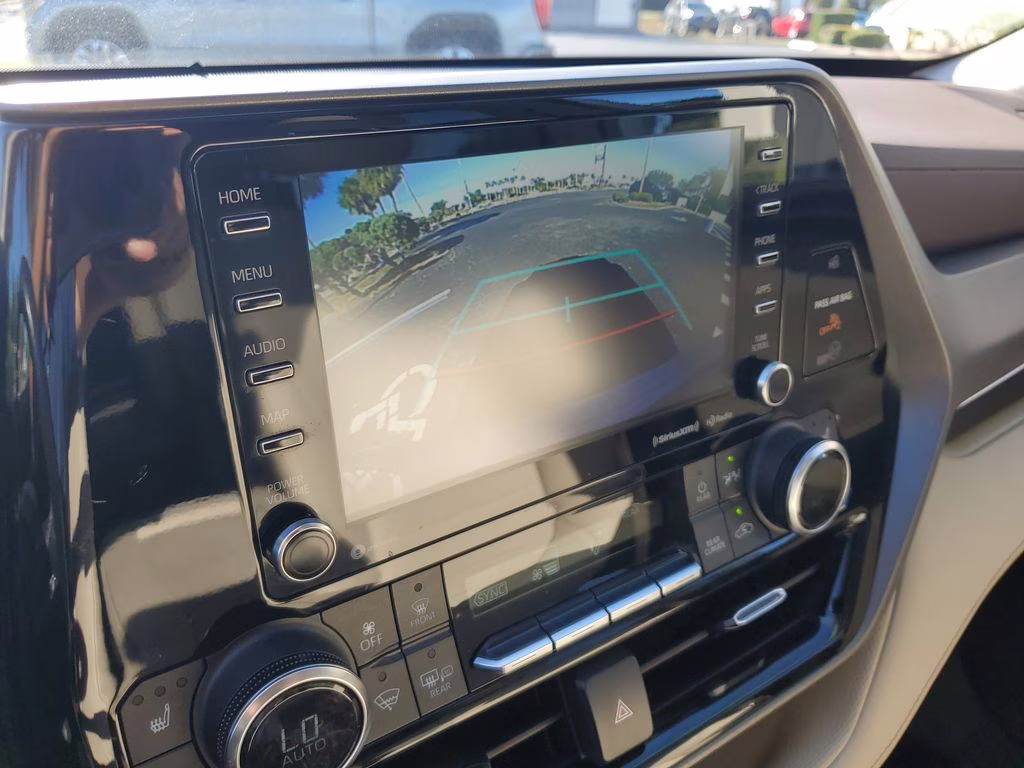 2022 SILVER Toyota Highlander Hybrid Hybrid XLE AWD Crossover