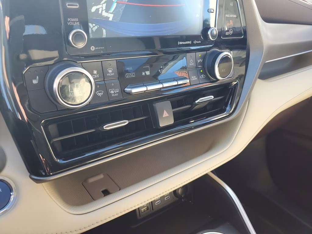 2022 SILVER Toyota Highlander Hybrid Hybrid XLE AWD Crossover