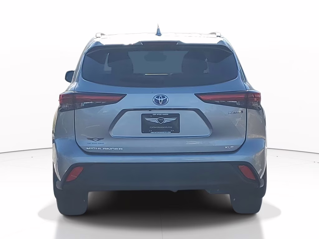 2022 SILVER Toyota Highlander Hybrid Hybrid XLE AWD Crossover