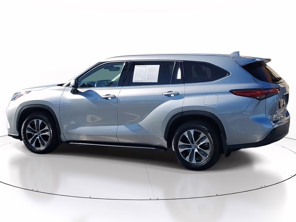 2022 SILVER Toyota Highlander Hybrid Hybrid XLE AWD Crossover