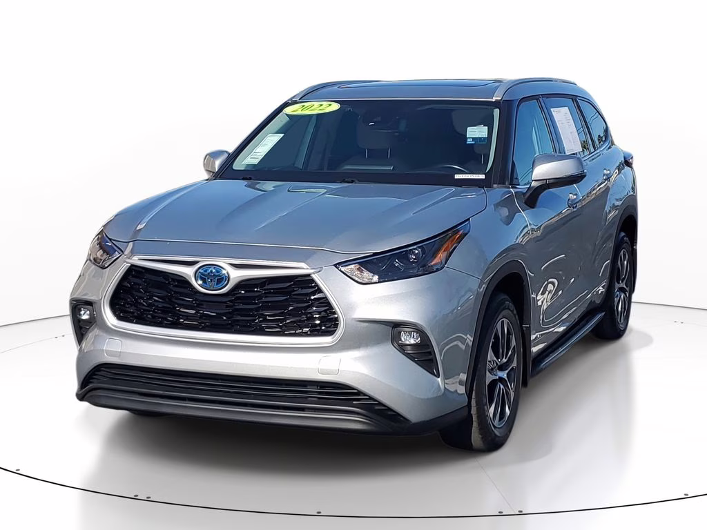2022 SILVER Toyota Highlander Hybrid Hybrid XLE AWD Crossover