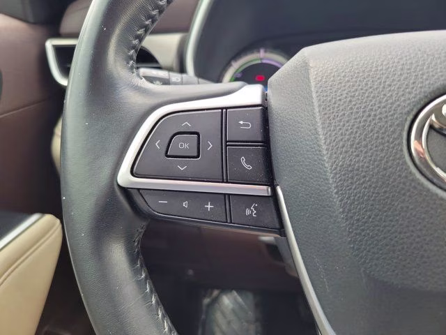 2022 Celestial Silver Metallic Toyota Highlander Hybrid XLE AWD SUV
