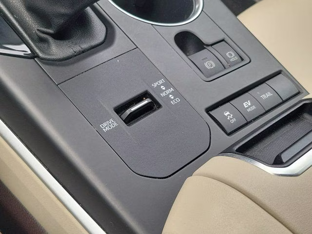 2022 Celestial Silver Metallic Toyota Highlander Hybrid XLE AWD SUV