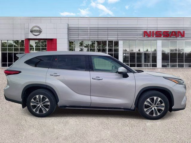 2022 Celestial Silver Metallic Toyota Highlander Hybrid XLE AWD SUV