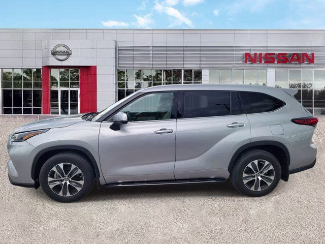 2022 Celestial Silver Metallic Toyota Highlander Hybrid XLE AWD SUV