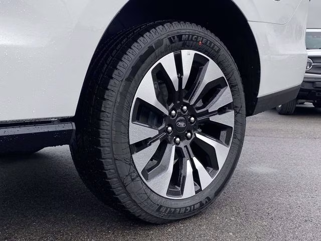 2025 Star White Metallic Tri-Coat Ford Expedition Platinum 4X4 SUV