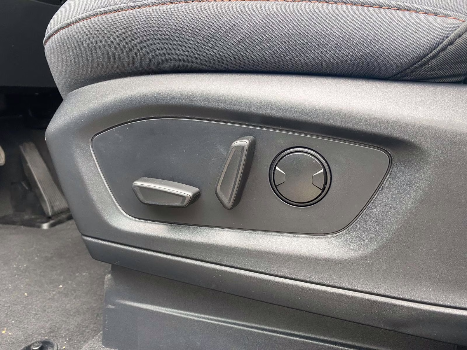 2026 White Metallic Ford Explorer Active 4X4 SUV