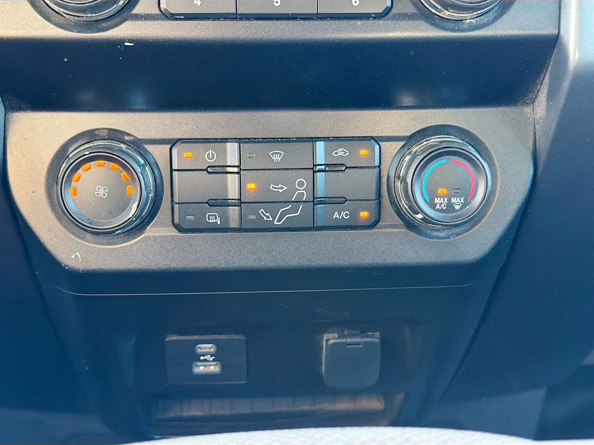 2022 Oxford White Ford Super Duty F-350 SRW XLT 4X4 Truck